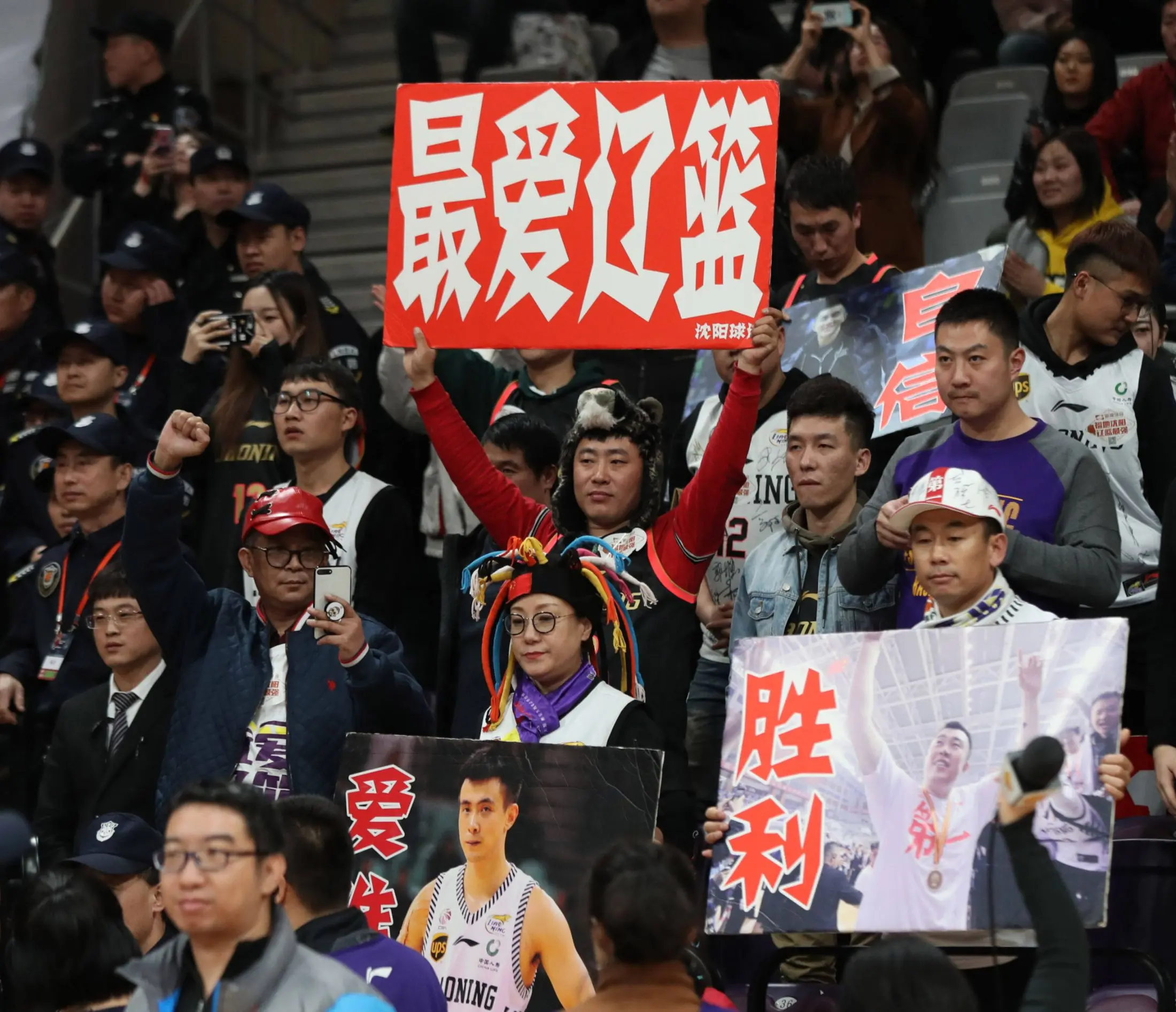 爱游戏在线登录-争议判罚引发球迷愤怒，裁判重审决定