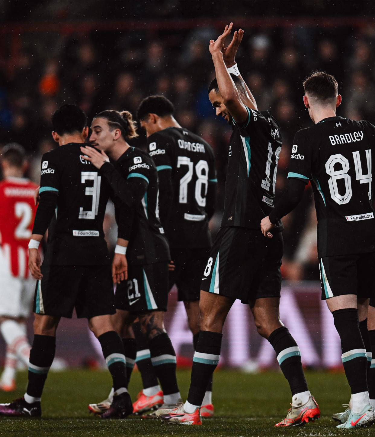 爱游戏平台-曼联大胜皇马，成功晋级下一轮比赛