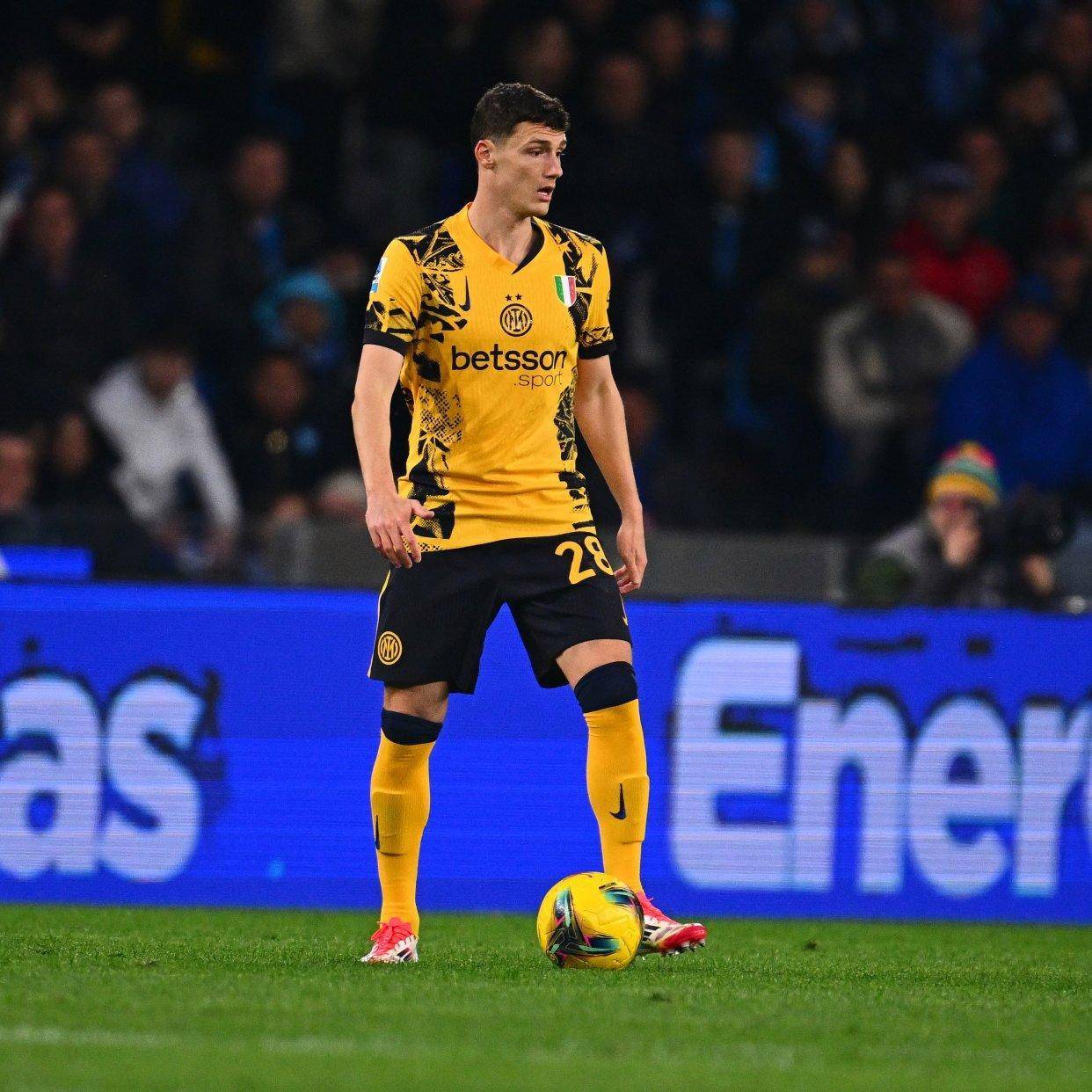 爱游戏竞技-国际米兰客场轻取那不勒斯，保住欧冠席位