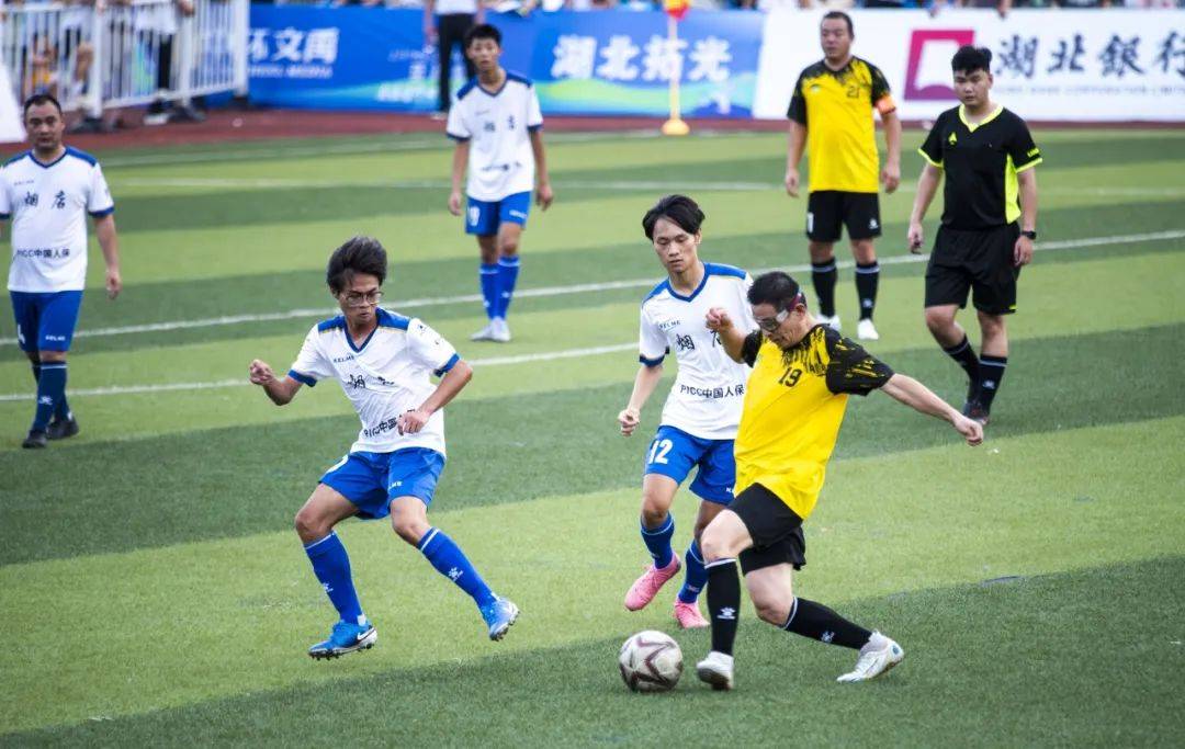 足球盛宴精彩纷呈，球迷欢呼雀跃