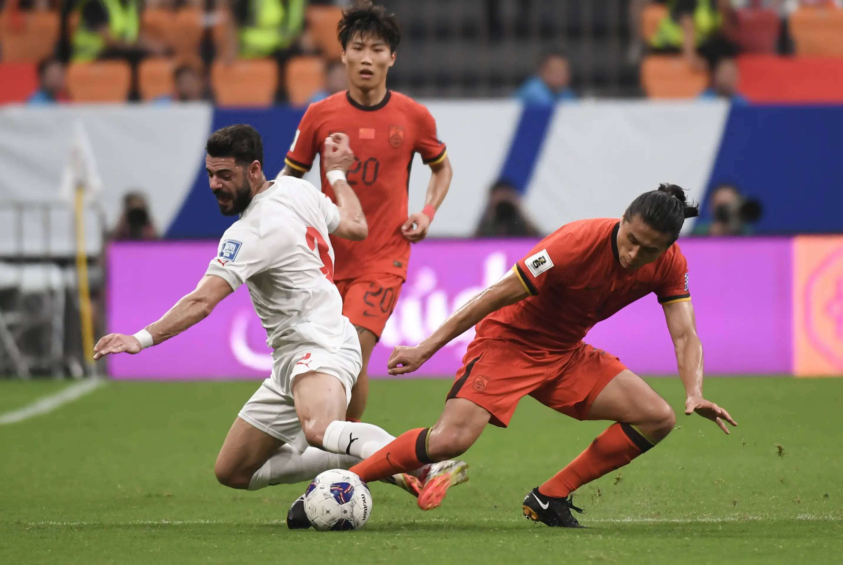 爱游戏娱乐-年轻球员崭露头角,成为球队新希望