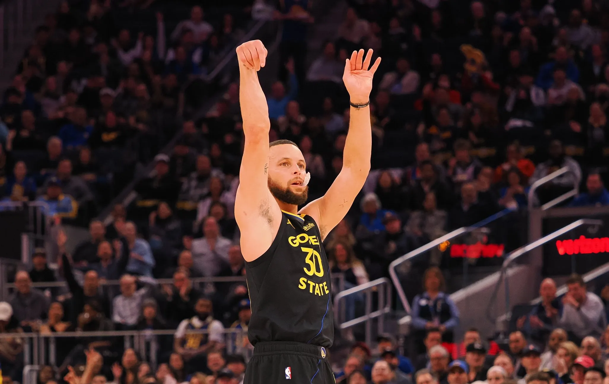 爱游戏app下载-关于勇士不敌掘金,库里空砍三分漏水的信息